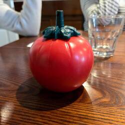 Il s'agit d'un Squeezit Tomato Shaped Ketchup Dispenser. C'est un distributeur de ketchup vintage.