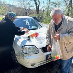Repas improvisé sur le capot de la voiture !