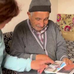 Rıfat s'intéresse aux photos de nos familles