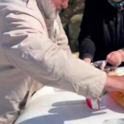 Repas improvisé sur le capot de la voiture