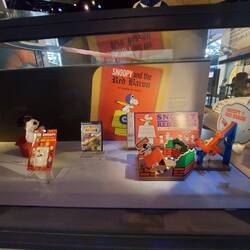 Snoopy mit seiner Hütte gegen den roten Baron.