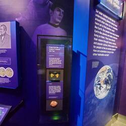 Die Ohren von Spook und ein Tribble.