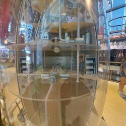 Wie man sich 18hundert eine Rakete zum Mond vorgestellt hat.