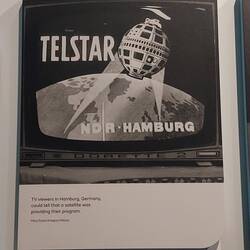 D kommt mit einem TV Satelliten auch in der Ausstellung vor.