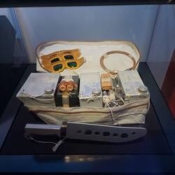 Notfallausrüstung der Mondkapsel für die Rückkehr.