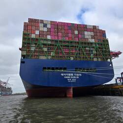Das drittgrösste Schiff der Welt am beladen