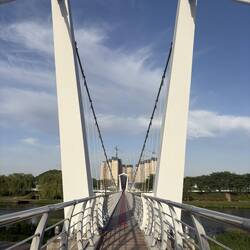 Zuerst über die Hängebrücke.