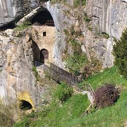 Eingang ins Höhlensystem, welches sich unter der Burg befindet