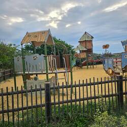 Liebevoll gemachter Spielplatz auf dem Camping