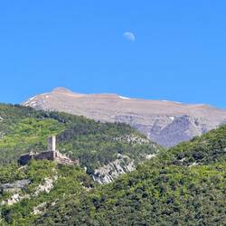 Kastell mit Hochgebirge und Mond