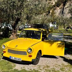 am Morgen haben wir noch diesen Trabbi verabschiedet