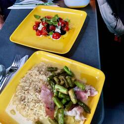 Risotto mit grünem Spargel und Tomaten Burrata Salat