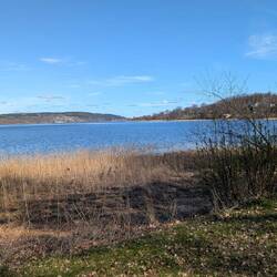 Spiegelglattes Wasser und rundherum Stille