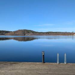 Noch steht die Badeleiter ohne Funktion da