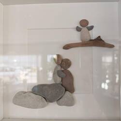 Aus Stein und Strandholz.