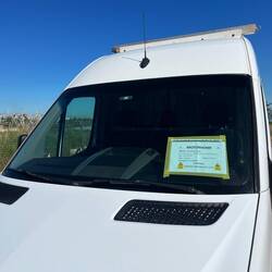Noch schnell das Pflichtdokument an die Frontscheibe kleben 📄🚐 – „vehicle covered by CCTV“ ✔️
