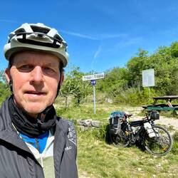 Les anciennes gares sont aménagées pour pique-niquer. Ici, celle de Triban spéciale Gravel