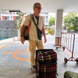 Warten auf das Taxi nach Bangkok