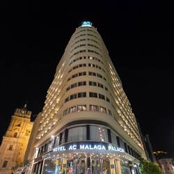 Málaga Palacio von unten. Die umwerfende Aussicht vom Dach kennen wir 😍