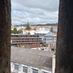 Da hinter dem Baum 🌲 ungefähr bin ich und ganz ganz steil oben ist das Hospital