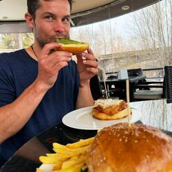 Ben eating his burger deconstructed style 🫠