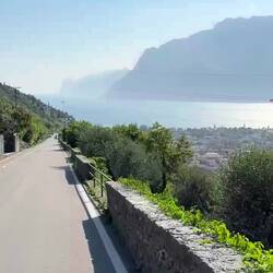 rasante Abfahrt von der Festung in Nago zum See