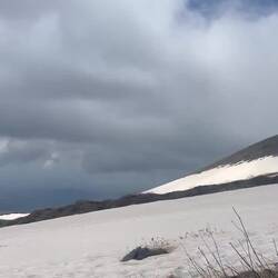 Der Ätna lag im noch dichteren Wolkenkleid, als wir begannen, im Schnee bergan zu stapfen...