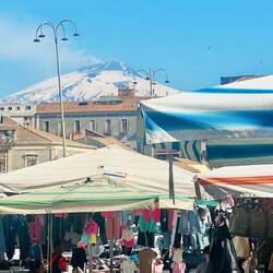 Mama Etna ist überall präsent. Vom Markt aus gesehen....