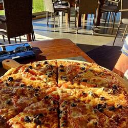 Pizza mit Oliven und Kapern für Igi