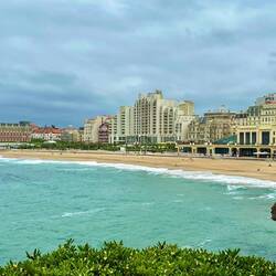 Rechts das große Casino am Grand Plage
