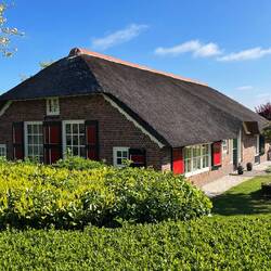 Schönes mit Reet gedecktes Haus