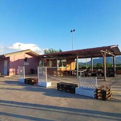 ..hier unten bei den Sportplätzen richten wir uns unseren Platz an der🌞für den restlichen Nachmittag