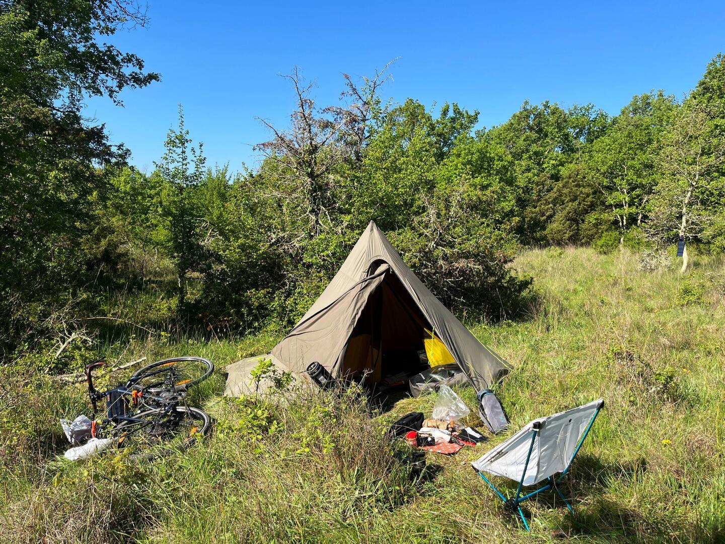 On profite du soleil jusqu'à midi sur ce spot de bivouac bien sympa