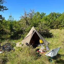 On profite du soleil jusqu'à midi sur ce spot de bivouac bien sympa