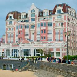 Hotel in landesüblicher Architektur