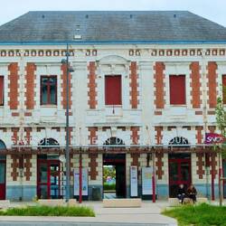 Bahnhof mit ortsüblicher Fassade