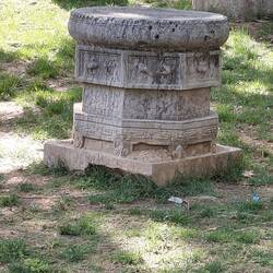 Sockel für eine Säule oder Stele aus Holz