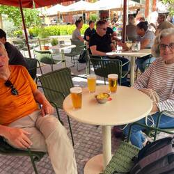 Erfrischung nach etlichen Bummel-Kilometern. Es gibt immer was dazu: Chips, Erdnüsse oder Oliven.