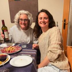 Madrid: Besuch bei Freundin Isabel . 1976 in Paris kennengelernt. Hier mit Tochter Elisa.