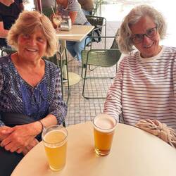 Regine trinkt "Clara", ein Radler mit Limo. Ganz klar ist's dann mit Sprudel.