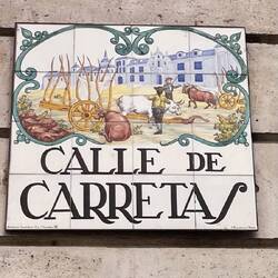 Auch in Madrid sind die Straßenschilder aus Azulejos (Fliesen).