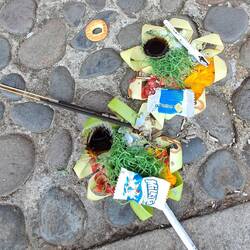 Jeder opfert, was ihm lieb ist - Zigaretten, Kaugummis, Kekse