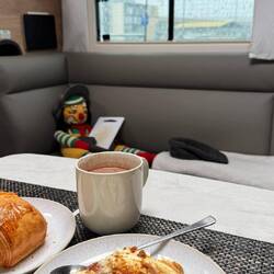 Während es draussen schneit geniessen wir eine heisse Schokolade mit Gebäck.