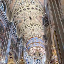 ... im Inneren wirkt die Kathedrale überraschend hell und weit.