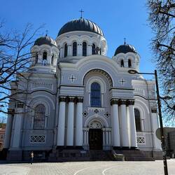 Die Kirche wurde ursprünglich als orthodoxe Garnisonskirche für das russische Militär gebaut.