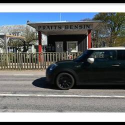 Vor dem Campingplatz eine alte, sehr schöne restaurierte alte Tankstelle. Nu ein schönes Cafe