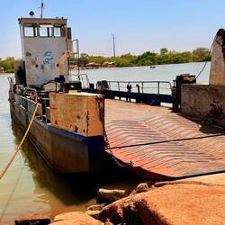 Die Fähre über den Gambia River, eine von 4 Möglichkeiten in Gambia, den Fluss zu überqueren