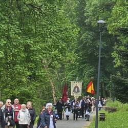 Spanische Reisegruppe beim Besuch der Grotte