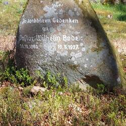 ...und der Grabstein von Hansis Vorfahr🤔😉