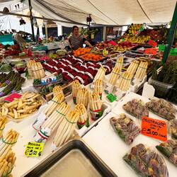 Fruit and vegetables galore at the market ... Piazza delle Erbe — Padova, Italy.
